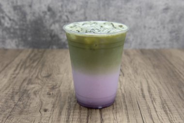 Matcha taro sütlü çay soğuk içecek ferahlatıcı bir içecek için buzlu boba içeceği karıştırır.
