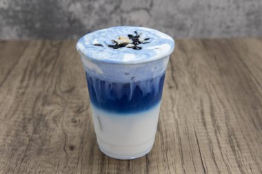Mavi latte soğuk içecek. Buzlu boba karışımı. Ferahlatıcı bir içecek..