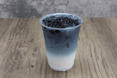 Kelebek sütü soğuk içecek ferahlatıcı bir içecek olarak buzlu boba içeceğini karıştırır..