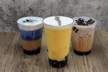 Çeşitli soğuk içecek karışımları soğuk boba mango, mavi ve esmer şeker ferahlatıcı bir içecek için içecekler.