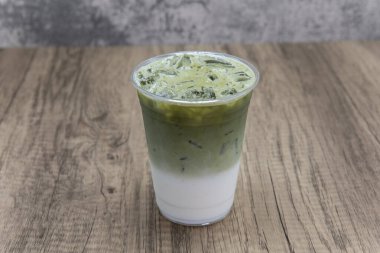Matcha latte soğuk içeceği ferahlatıcı bir içecek için buzlu boba içeceği karıştırır..