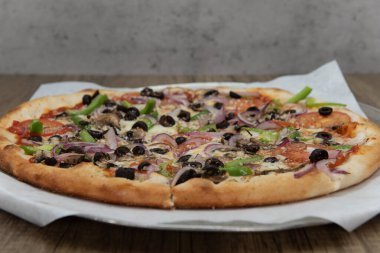 Sebze soslu vejetaryen pizza ve tam bir aile yemeği için çıtır ekmek..