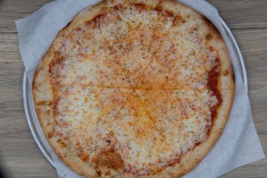 Peynirli pizzanın genel görünüşü sebze malzemeleriyle dolu ve aile yemeği için çıtır çıtır..