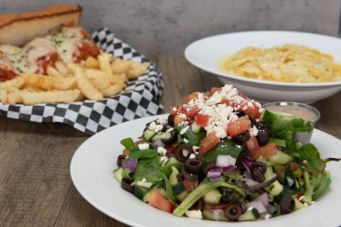 Masada aile usulü büfe yemek ve orta süsü olarak akşam yemeği salatası var..