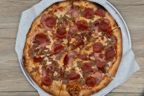 Вид Сверху Пиццу Любителей Мяса Наполненную Пепперони Колбасой Гамбургером Канадской — стоковое фото