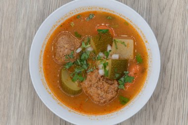 Sıcak ve baharatlı Albondigas köfte çorbasının genel manzarası..