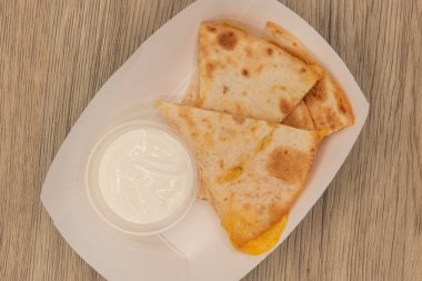 Erimiş peynirli ve ekşi kremalı taze quesadilla soslu iştah açıcı.