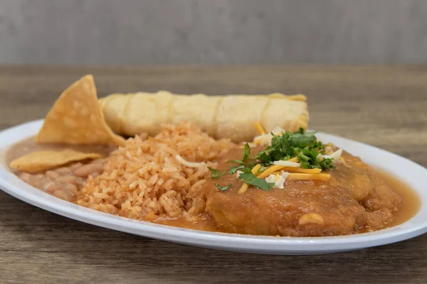 Riktig Tallrik Chili Relleno Kvävd Våt Sås Serveras Med Ris — Stockfoto