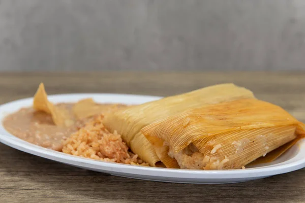 Hjärtlig Tallrik Tamales Insvept Majs Skal Serveras Med Ris Och — Stockfoto