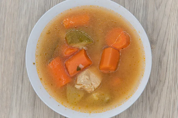 Herzhafte Schüssel Hühnersuppe Mit Großen Karottenstücken Und Fleisch Für Eine — Stockfoto