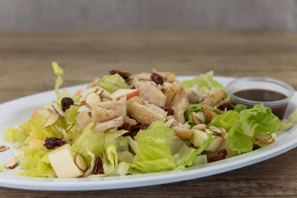 Herzhafter Salat Hoch Oben Auf Dem Teller Mit Rosinen Belegt — Stockfoto
