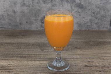 Mango Lassi meyve suyu kadehi portakal aromalı tatlı bir içecek sunacak..