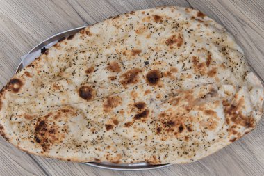 Hint restoranının sarımsaklı naan ekmeğinin genel manzarası mükemmel pişmiş ve baharatlı..