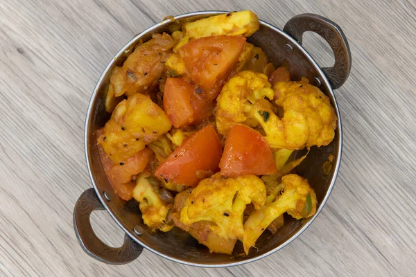 Felül Kilátás Aloo Gobi Ízesített Zöldségek Egy Tál Indiai Étterem — Stock Fotó