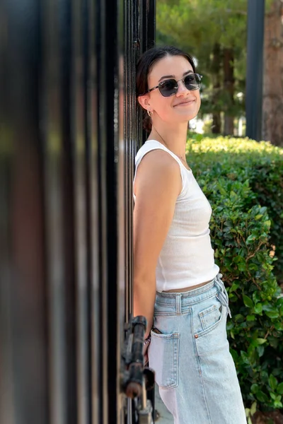 Σίγουρη Φοιτήτρια Στο Κολέγιο Στέκεται Πλάτη Ενάντια Στο Σιδερένιο Φράχτη — Φωτογραφία Αρχείου