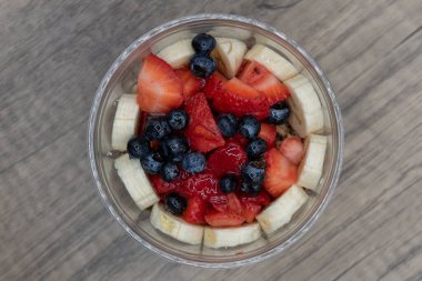 Bağışıklığınızı ve daha iyi beslenmenizi arttırmak için acai meyve kasesi yaban mersini, çilek ve karışık aromalı agave manzarası..