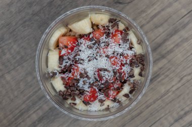 Bağışıklık ve daha iyi beslenmenizi arttırmak için akai meyve kasesi, hindistan cevizi, kakao ve aromalı granola manzarası..