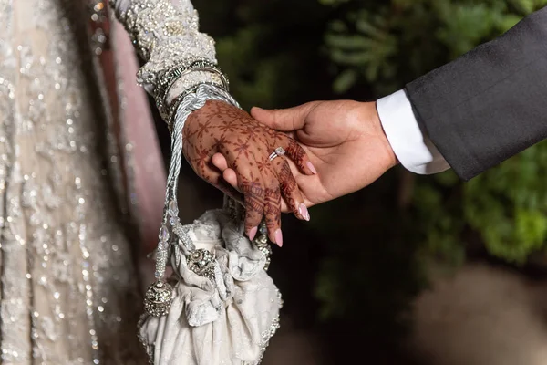 Τατουάζ Madndi Henna Καλύπτει Χέρια Της Νύφης Καθώς Γαμπρός Κρατά — Φωτογραφία Αρχείου