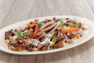 Geleneksel Meksika yemeği soğanla kaplı bir tabakta servis edilen alombre bifteği..