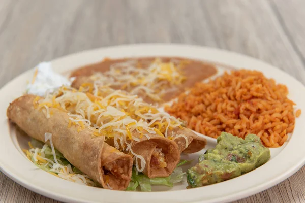 Taquitos Rancheros Cubiertos Queso Rallado Servidos Plato Con Guacamole Arroz —  Fotos de Stock