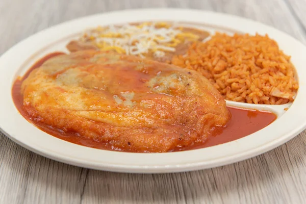 Chili Relleno Geserveerd Een Bord Met Rijst Bonen Voor Een — Stockfoto