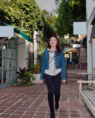 Arcade yürüyen genç kadın