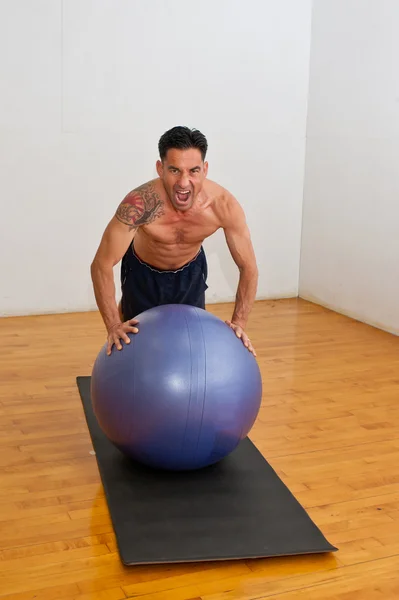 Stability push-ups on ball — Stock Photo, Image