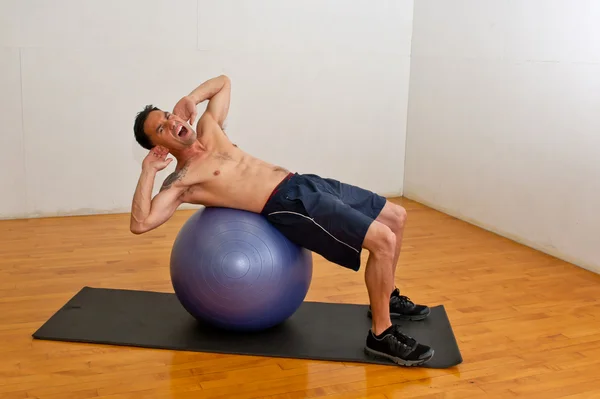 Crunches abdominais na bola de estabilidade — Fotografia de Stock