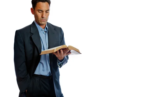 Hombre bien vestido leyendo la Biblia —  Fotos de Stock