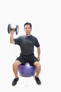 Dumbbell basın ağırlıklı yelek oturmuş