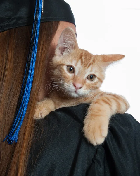 Katze hockte auf ihrer Schulter — Stockfoto