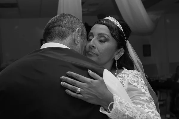 Sposo tenendo stretta la sua nuova sposa — Foto Stock