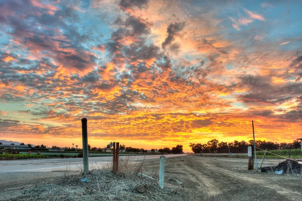 Céu vibrante sobre estrada rual — Fotografia de Stock