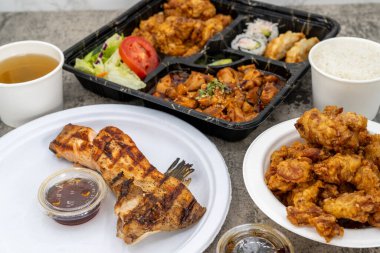 Akşam yemeğinde bol susamlı tavuk, baharatlı tavuk ve geniş bir grup için somon balığı tasması olsun..