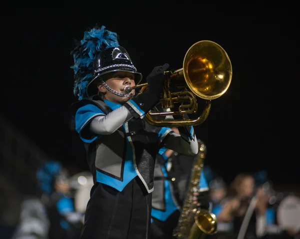 High School marching band spela varsity fotbollsspel. — Stockfoto