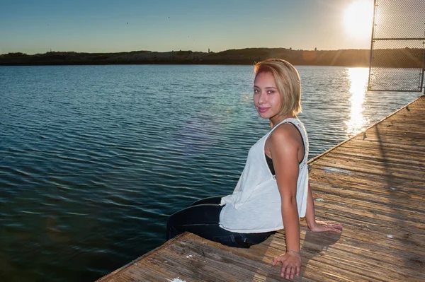 Latina belleza en el muelle —  Fotos de Stock