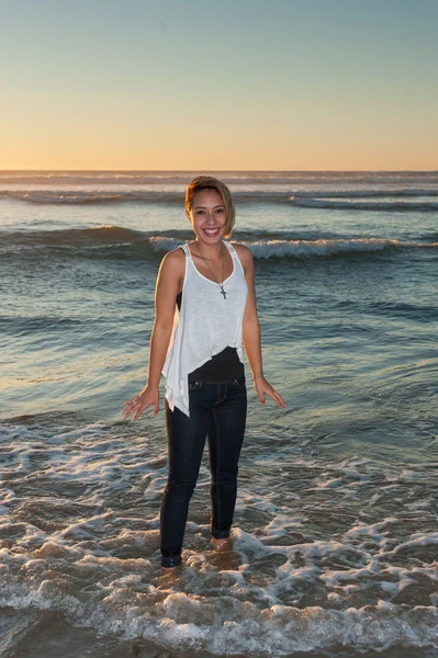 Latina belleza posando en el surf . —  Fotos de Stock