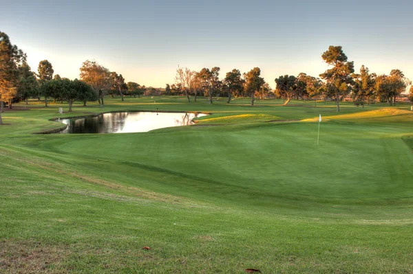 Peligro del agua y putting green . — Foto de Stock