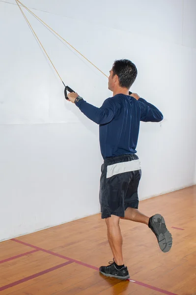 Ejercicio de banda de resistencia para equilibrio y fuerza superior de la espalda — Foto de Stock