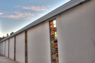 Renkli cam duvar aracılığıyla parlayan güneş.