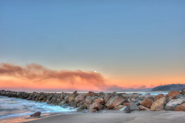 Brush fire i avstånd hills förorenar luften. — Stockfoto