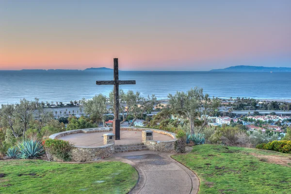 Christian monument against ocean backdrop. — Stock Photo, Image