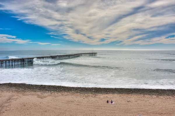 Dos espectadores a las grandes olas . — Foto de Stock