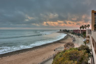 Beton tahta üzerinde bulutlu gökyüzü