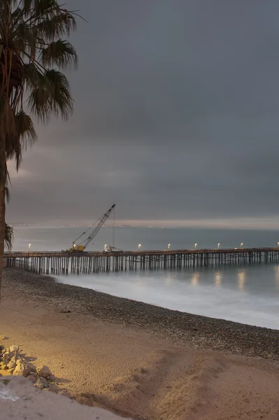 Cielo nublado sobre grúa de construcción de muelle — Foto de Stock