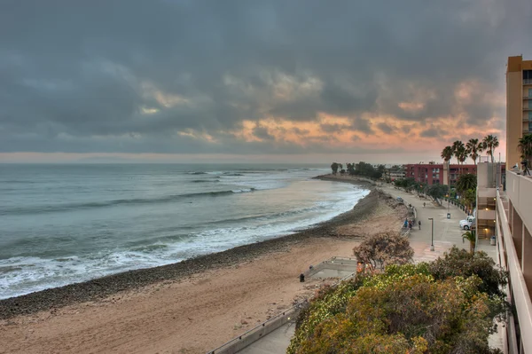 Cloudy sky over concrete boardwalk — Stock Photo, Image