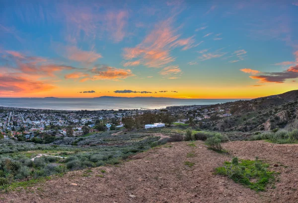 Hilltop syn på Ventura med solnedgången bakom Santa Barbara ö — Stockfoto