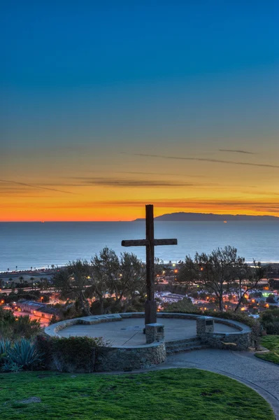 Cruz de ladera Ventura silueta contra el resplandor del atardecer . — Foto de Stock