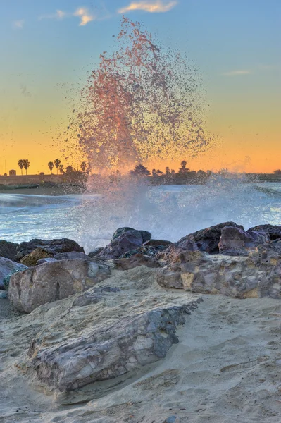 Ventura soluppgång bakom vågorna. — Stockfoto