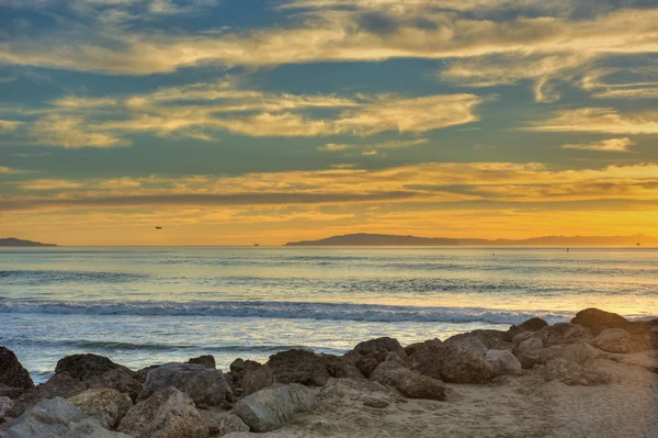 Золотой закат над блестящей морской водой . — стоковое фото